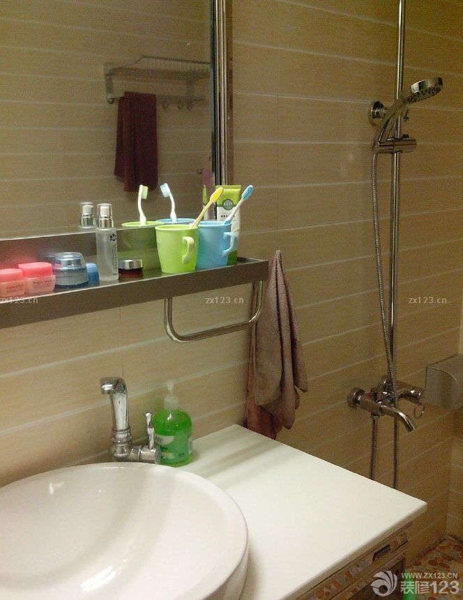 小窩裝修好后，通風(fēng)了四五個月，終于入住了。住在自己一手打造的房子里，激動又興奮，盡管很多東西還不夠齊備...... 不多說，上圖吧 客廳 玄關(guān) 餐廳 廚房 衛(wèi)生間 主臥 書房 書房的沙發(fā)床 寶寶還和外婆一起住，所以暫時空著。整體效果看起來很不錯。