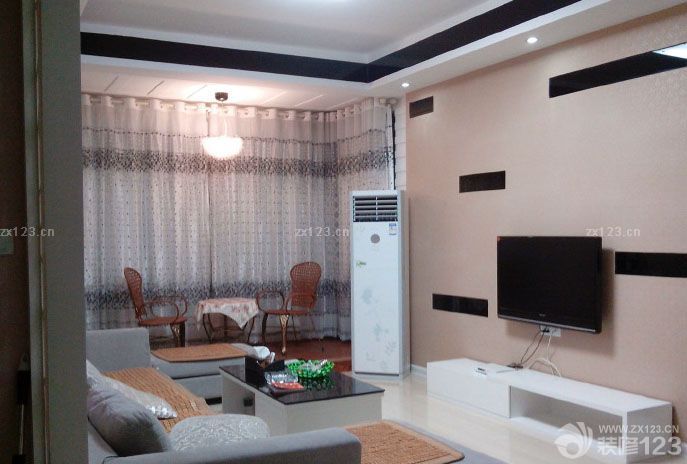 小窩裝修好后，通風(fēng)了四五個月，終于入住了。住在自己一手打造的房子里，激動又興奮，盡管很多東西還不夠齊備...... 不多說，上圖吧 客廳 玄關(guān) 餐廳 廚房 衛(wèi)生間 主臥 書房 書房的沙發(fā)床 寶寶還和外婆一起住，所以暫時空著。整體效果看起來很不錯。