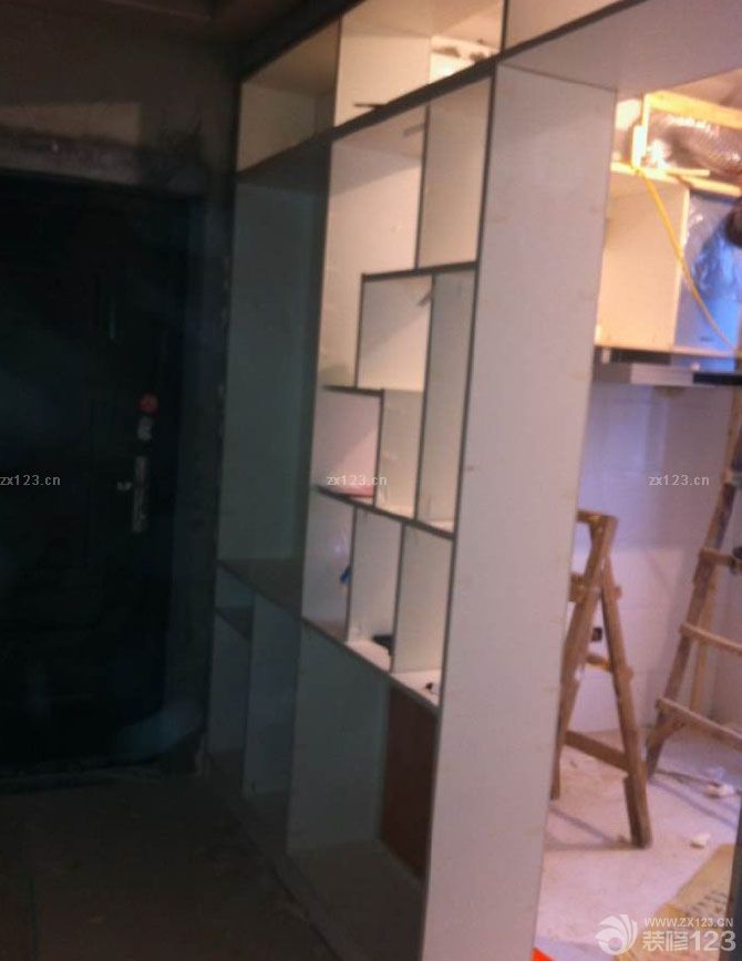 木工畢業(yè)了，裝修工作也就是等于進行了一半了，整個人也就不那么累了。還好施工的師傅比較給力，順利進行的同時還給了我們不少的好的建議，我們才不會迷迷糊糊的。