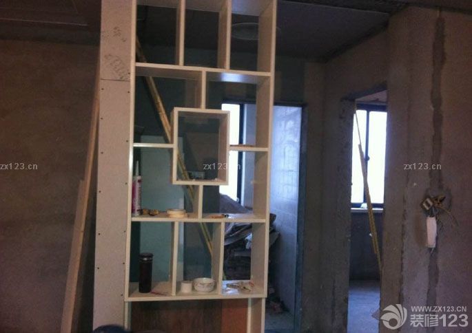 木工畢業(yè)了，裝修工作也就是等于進行了一半了，整個人也就不那么累了。還好施工的師傅比較給力，順利進行的同時還給了我們不少的好的建議，我們才不會迷迷糊糊的。