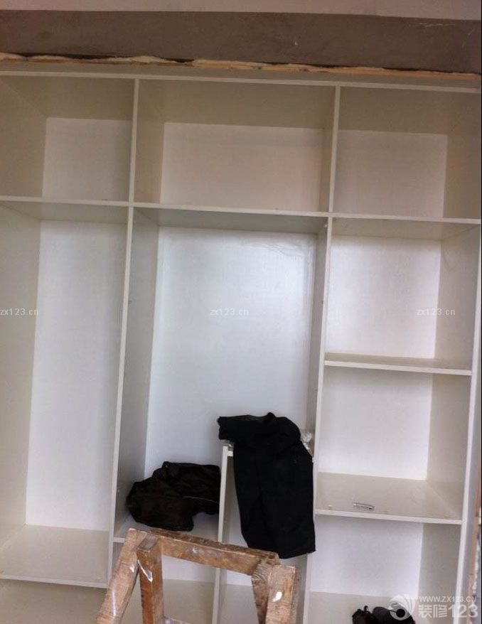 木工畢業(yè)了，裝修工作也就是等于進行了一半了，整個人也就不那么累了。還好施工的師傅比較給力，順利進行的同時還給了我們不少的好的建議，我們才不會迷迷糊糊的。