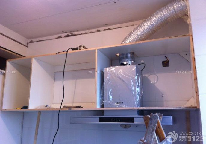 木工畢業(yè)了，裝修工作也就是等于進行了一半了，整個人也就不那么累了。還好施工的師傅比較給力，順利進行的同時還給了我們不少的好的建議，我們才不會迷迷糊糊的。