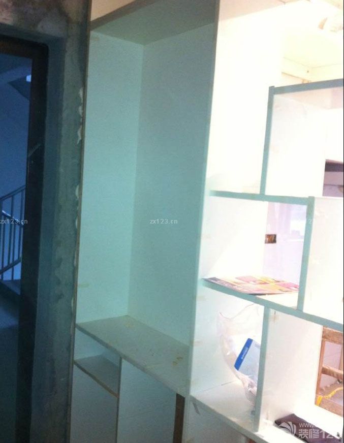 木工畢業(yè)了，裝修工作也就是等于進行了一半了，整個人也就不那么累了。還好施工的師傅比較給力，順利進行的同時還給了我們不少的好的建議，我們才不會迷迷糊糊的。