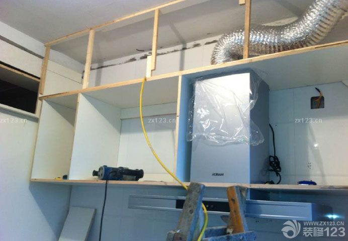 木工畢業(yè)了，裝修工作也就是等于進行了一半了，整個人也就不那么累了。還好施工的師傅比較給力，順利進行的同時還給了我們不少的好的建議，我們才不會迷迷糊糊的。