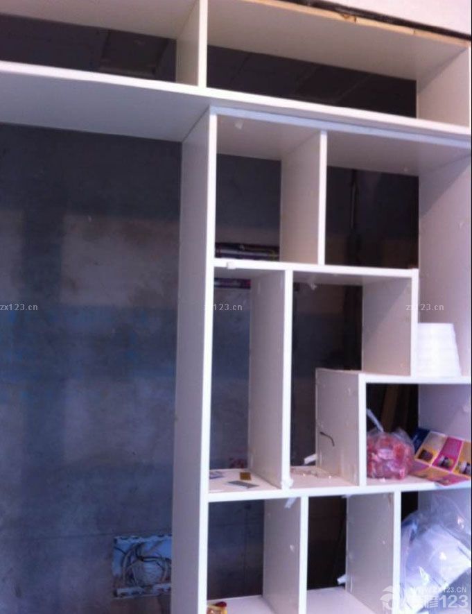 木工畢業(yè)了，裝修工作也就是等于進行了一半了，整個人也就不那么累了。還好施工的師傅比較給力，順利進行的同時還給了我們不少的好的建議，我們才不會迷迷糊糊的。