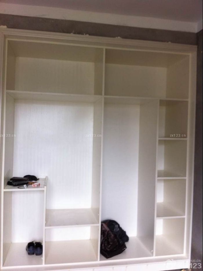 木工畢業(yè)了，裝修工作也就是等于進行了一半了，整個人也就不那么累了。還好施工的師傅比較給力，順利進行的同時還給了我們不少的好的建議，我們才不會迷迷糊糊的。