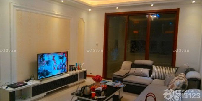  終于竣工了。裝修真的比想象中累好多啊。整個人都累的不行了，每天工作之余還要到處購買材料，買家具，監(jiān)理現(xiàn)場，不過現(xiàn)在回頭想想，沒有付出，就沒有今天這么漂亮溫馨的小家。整個人也就舒服多了。