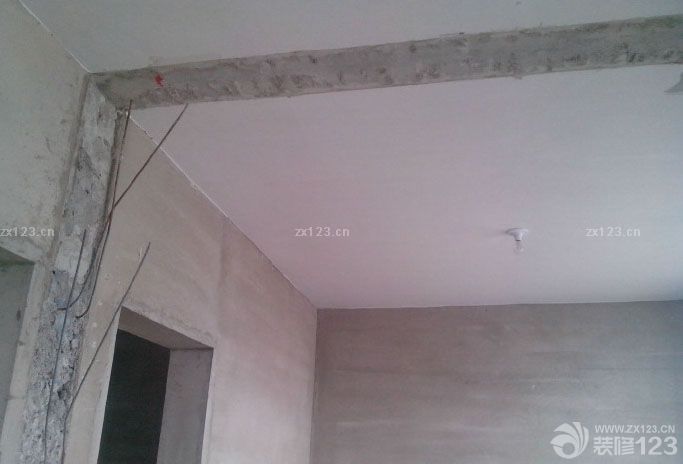 材料多，有點(diǎn)暈不知道怎么選了都。進(jìn)度太晚，看來(lái)到時(shí)候買(mǎi)燈，再一塊裝開(kāi)關(guān)了插座了！ 兩個(gè)臥室中間的墻拆掉了，好寬敞啊，中午我們一家又全家總動(dòng)員去看了下，構(gòu)想了下家具的擺設(shè)等等，呵呵，暢想！ 陽(yáng)臺(tái)上裝的開(kāi)關(guān)和兩個(gè)插座。這樣以后坐在陽(yáng)臺(tái)邊也有的玩了，嘿嘿！ 給寶寶留的學(xué)習(xí)區(qū)的空間。 客廳電視處的插座可真是不少。