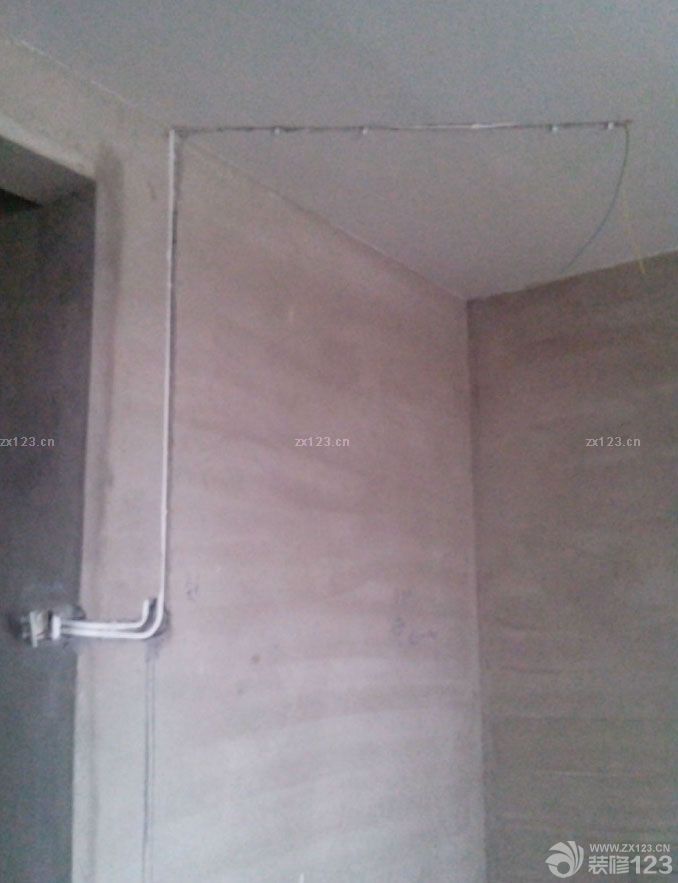 材料多，有點(diǎn)暈不知道怎么選了都。進(jìn)度太晚，看來(lái)到時(shí)候買(mǎi)燈，再一塊裝開(kāi)關(guān)了插座了！ 兩個(gè)臥室中間的墻拆掉了，好寬敞啊，中午我們一家又全家總動(dòng)員去看了下，構(gòu)想了下家具的擺設(shè)等等，呵呵，暢想！ 陽(yáng)臺(tái)上裝的開(kāi)關(guān)和兩個(gè)插座。這樣以后坐在陽(yáng)臺(tái)邊也有的玩了，嘿嘿！ 給寶寶留的學(xué)習(xí)區(qū)的空間。 客廳電視處的插座可真是不少。