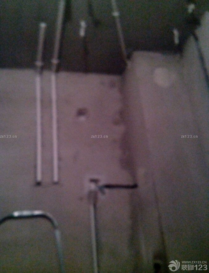 材料多，有點(diǎn)暈不知道怎么選了都。進(jìn)度太晚，看來(lái)到時(shí)候買(mǎi)燈，再一塊裝開(kāi)關(guān)了插座了！ 兩個(gè)臥室中間的墻拆掉了，好寬敞啊，中午我們一家又全家總動(dòng)員去看了下，構(gòu)想了下家具的擺設(shè)等等，呵呵，暢想！ 陽(yáng)臺(tái)上裝的開(kāi)關(guān)和兩個(gè)插座。這樣以后坐在陽(yáng)臺(tái)邊也有的玩了，嘿嘿！ 給寶寶留的學(xué)習(xí)區(qū)的空間。 客廳電視處的插座可真是不少。