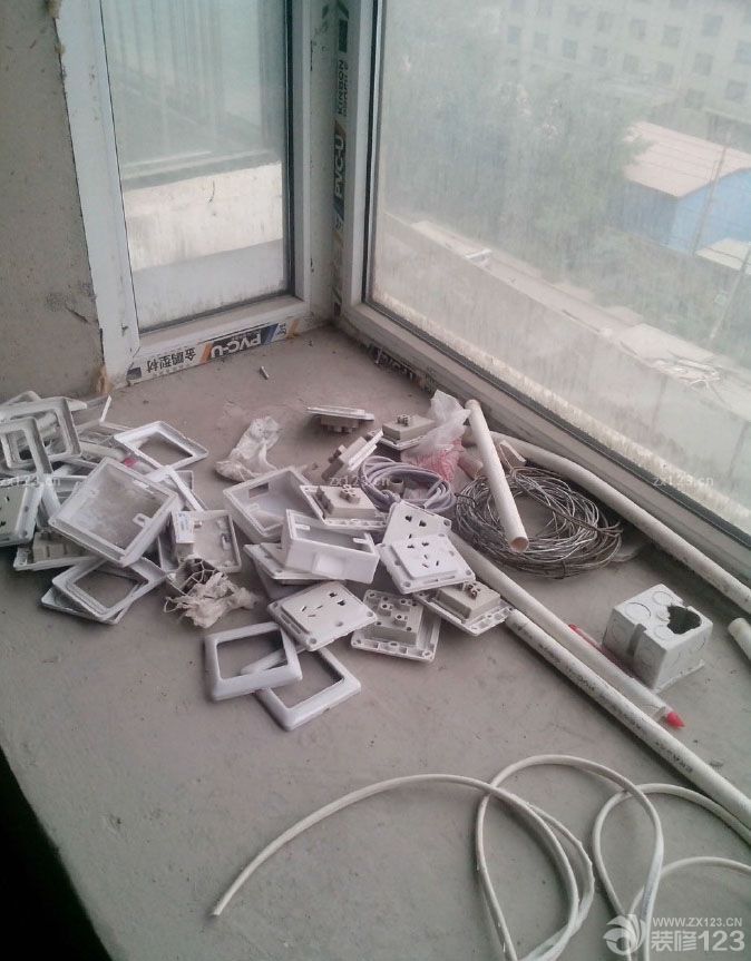 材料多，有點(diǎn)暈不知道怎么選了都。進(jìn)度太晚，看來(lái)到時(shí)候買(mǎi)燈，再一塊裝開(kāi)關(guān)了插座了！ 兩個(gè)臥室中間的墻拆掉了，好寬敞啊，中午我們一家又全家總動(dòng)員去看了下，構(gòu)想了下家具的擺設(shè)等等，呵呵，暢想！ 陽(yáng)臺(tái)上裝的開(kāi)關(guān)和兩個(gè)插座。這樣以后坐在陽(yáng)臺(tái)邊也有的玩了，嘿嘿！ 給寶寶留的學(xué)習(xí)區(qū)的空間。 客廳電視處的插座可真是不少。