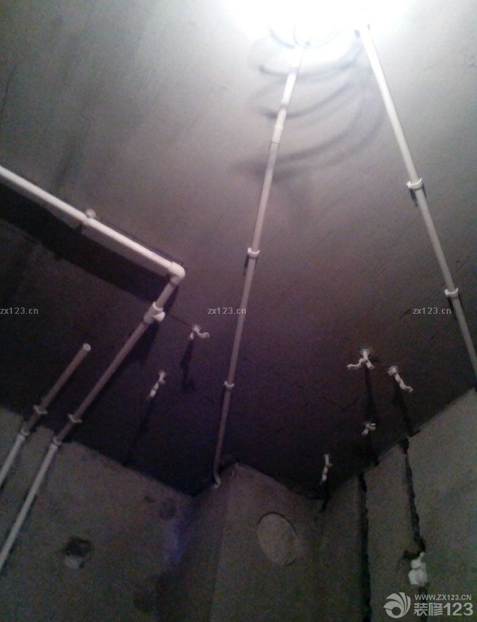 材料多，有點(diǎn)暈不知道怎么選了都。進(jìn)度太晚，看來(lái)到時(shí)候買(mǎi)燈，再一塊裝開(kāi)關(guān)了插座了！ 兩個(gè)臥室中間的墻拆掉了，好寬敞啊，中午我們一家又全家總動(dòng)員去看了下，構(gòu)想了下家具的擺設(shè)等等，呵呵，暢想！ 陽(yáng)臺(tái)上裝的開(kāi)關(guān)和兩個(gè)插座。這樣以后坐在陽(yáng)臺(tái)邊也有的玩了，嘿嘿！ 給寶寶留的學(xué)習(xí)區(qū)的空間。 客廳電視處的插座可真是不少。