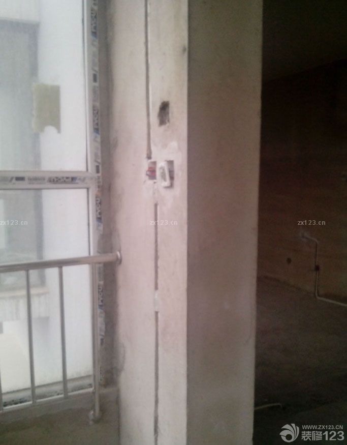 材料多，有點(diǎn)暈不知道怎么選了都。進(jìn)度太晚，看來(lái)到時(shí)候買(mǎi)燈，再一塊裝開(kāi)關(guān)了插座了！ 兩個(gè)臥室中間的墻拆掉了，好寬敞啊，中午我們一家又全家總動(dòng)員去看了下，構(gòu)想了下家具的擺設(shè)等等，呵呵，暢想！ 陽(yáng)臺(tái)上裝的開(kāi)關(guān)和兩個(gè)插座。這樣以后坐在陽(yáng)臺(tái)邊也有的玩了，嘿嘿！ 給寶寶留的學(xué)習(xí)區(qū)的空間。 客廳電視處的插座可真是不少。