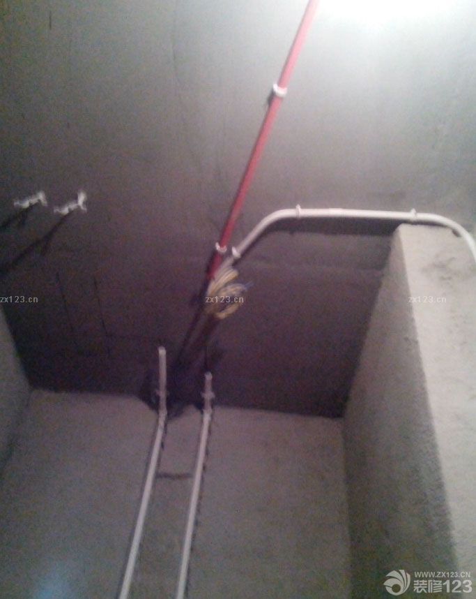 材料多，有點(diǎn)暈不知道怎么選了都。進(jìn)度太晚，看來(lái)到時(shí)候買(mǎi)燈，再一塊裝開(kāi)關(guān)了插座了！ 兩個(gè)臥室中間的墻拆掉了，好寬敞啊，中午我們一家又全家總動(dòng)員去看了下，構(gòu)想了下家具的擺設(shè)等等，呵呵，暢想！ 陽(yáng)臺(tái)上裝的開(kāi)關(guān)和兩個(gè)插座。這樣以后坐在陽(yáng)臺(tái)邊也有的玩了，嘿嘿！ 給寶寶留的學(xué)習(xí)區(qū)的空間。 客廳電視處的插座可真是不少。