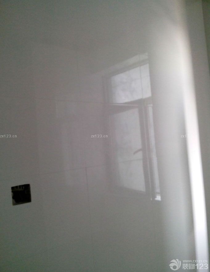 查了很多的網(wǎng)上資料，都說(shuō)能買(mǎi)到的盡量是不要木工做，可是我家權(quán)衡再三還是找木工做的，兩組衣柜，廚房櫥柜吊柜，酒柜，鞋柜，全是做了，因?yàn)橘I(mǎi)的真是不好買(mǎi)到合適尺寸，而且現(xiàn)做，我們可以因地制宜的改變下尺寸啊，距離啊，什么的，木工就是們手藝活，我家木工師傅很好，容易溝通，一說(shuō)我們想要的，他也能很快的理解。這樣真的很省心！衣柜鞋柜櫥柜酒柜做出來(lái)都差不多的模子了。小開(kāi)心啊！ 