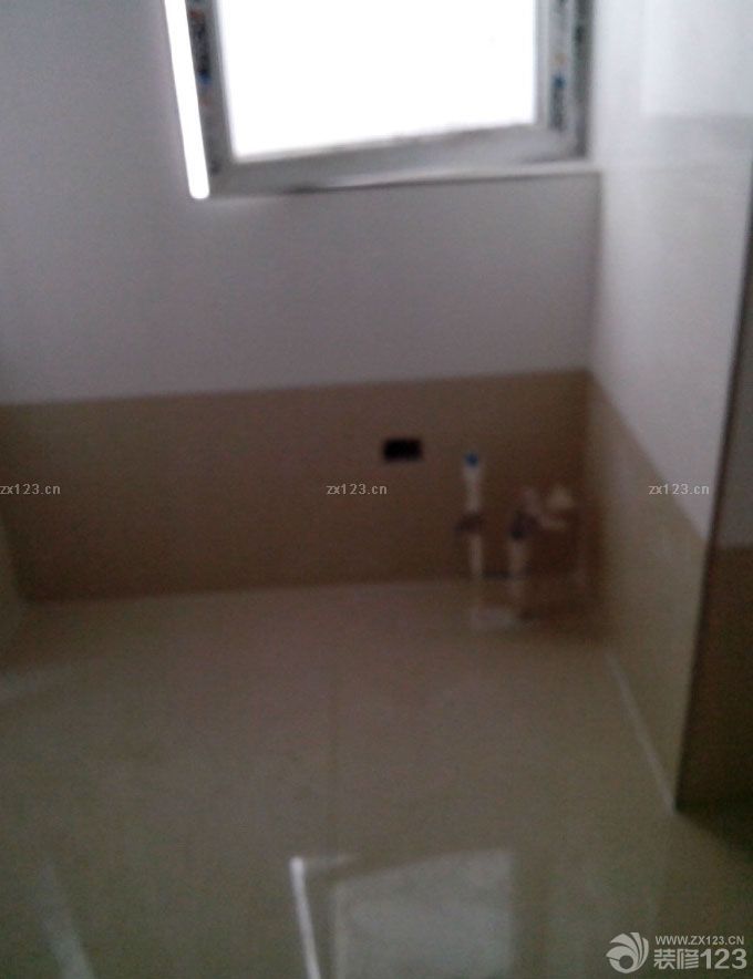 查了很多的網(wǎng)上資料，都說(shuō)能買(mǎi)到的盡量是不要木工做，可是我家權(quán)衡再三還是找木工做的，兩組衣柜，廚房櫥柜吊柜，酒柜，鞋柜，全是做了，因?yàn)橘I(mǎi)的真是不好買(mǎi)到合適尺寸，而且現(xiàn)做，我們可以因地制宜的改變下尺寸啊，距離啊，什么的，木工就是們手藝活，我家木工師傅很好，容易溝通，一說(shuō)我們想要的，他也能很快的理解。這樣真的很省心！衣柜鞋柜櫥柜酒柜做出來(lái)都差不多的模子了。小開(kāi)心啊！ 