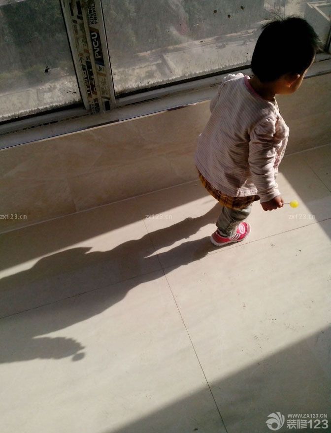 查了很多的網(wǎng)上資料，都說(shuō)能買(mǎi)到的盡量是不要木工做，可是我家權(quán)衡再三還是找木工做的，兩組衣柜，廚房櫥柜吊柜，酒柜，鞋柜，全是做了，因?yàn)橘I(mǎi)的真是不好買(mǎi)到合適尺寸，而且現(xiàn)做，我們可以因地制宜的改變下尺寸啊，距離啊，什么的，木工就是們手藝活，我家木工師傅很好，容易溝通，一說(shuō)我們想要的，他也能很快的理解。這樣真的很省心！衣柜鞋柜櫥柜酒柜做出來(lái)都差不多的模子了。小開(kāi)心??！ 