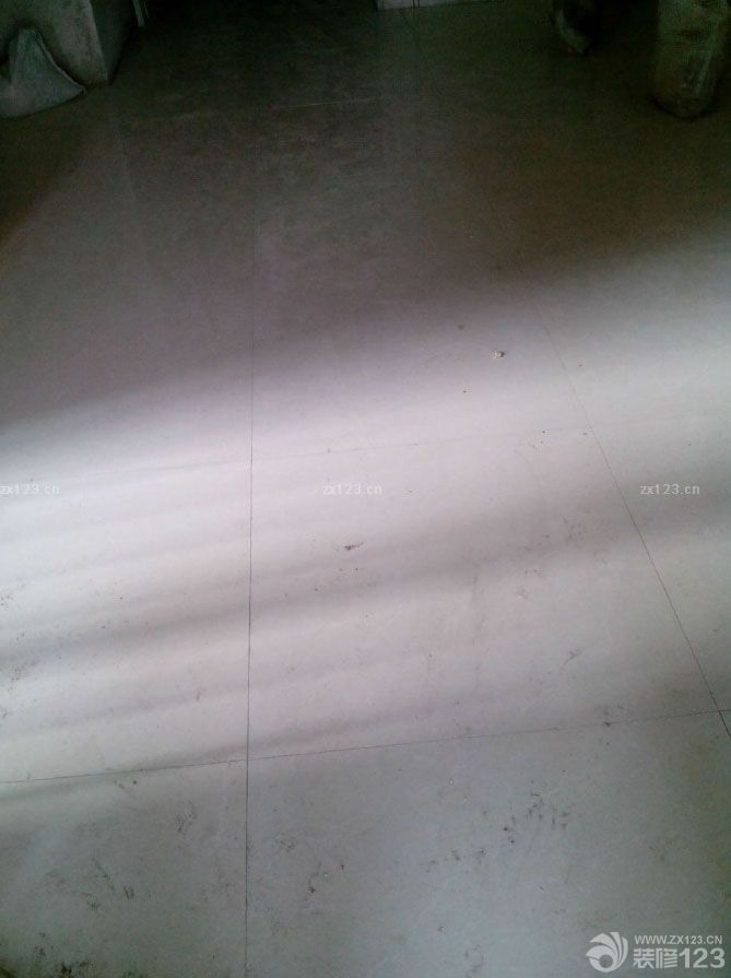 查了很多的網(wǎng)上資料，都說(shuō)能買(mǎi)到的盡量是不要木工做，可是我家權(quán)衡再三還是找木工做的，兩組衣柜，廚房櫥柜吊柜，酒柜，鞋柜，全是做了，因?yàn)橘I(mǎi)的真是不好買(mǎi)到合適尺寸，而且現(xiàn)做，我們可以因地制宜的改變下尺寸啊，距離啊，什么的，木工就是們手藝活，我家木工師傅很好，容易溝通，一說(shuō)我們想要的，他也能很快的理解。這樣真的很省心！衣柜鞋柜櫥柜酒柜做出來(lái)都差不多的模子了。小開(kāi)心啊！ 