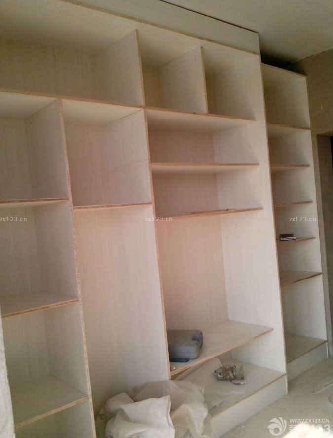 查了很多的網(wǎng)上資料，都說(shuō)能買(mǎi)到的盡量是不要木工做，可是我家權(quán)衡再三還是找木工做的，兩組衣柜，廚房櫥柜吊柜，酒柜，鞋柜，全是做了，因?yàn)橘I(mǎi)的真是不好買(mǎi)到合適尺寸，而且現(xiàn)做，我們可以因地制宜的改變下尺寸啊，距離啊，什么的，木工就是們手藝活，我家木工師傅很好，容易溝通，一說(shuō)我們想要的，他也能很快的理解。這樣真的很省心！衣柜鞋柜櫥柜酒柜做出來(lái)都差不多的模子了。小開(kāi)心??！ 