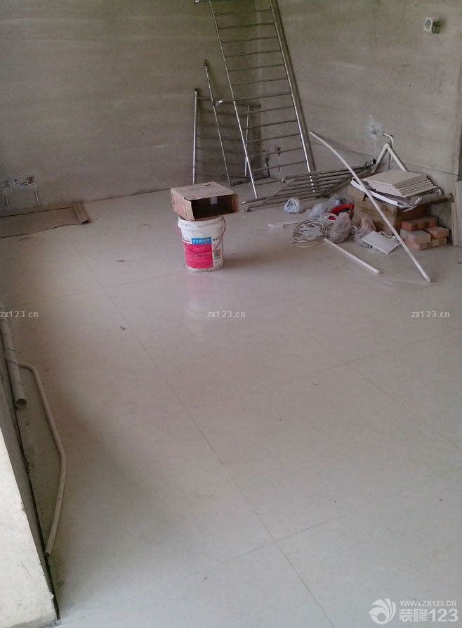 查了很多的網(wǎng)上資料，都說(shuō)能買(mǎi)到的盡量是不要木工做，可是我家權(quán)衡再三還是找木工做的，兩組衣柜，廚房櫥柜吊柜，酒柜，鞋柜，全是做了，因?yàn)橘I(mǎi)的真是不好買(mǎi)到合適尺寸，而且現(xiàn)做，我們可以因地制宜的改變下尺寸啊，距離啊，什么的，木工就是們手藝活，我家木工師傅很好，容易溝通，一說(shuō)我們想要的，他也能很快的理解。這樣真的很省心！衣柜鞋柜櫥柜酒柜做出來(lái)都差不多的模子了。小開(kāi)心?。?