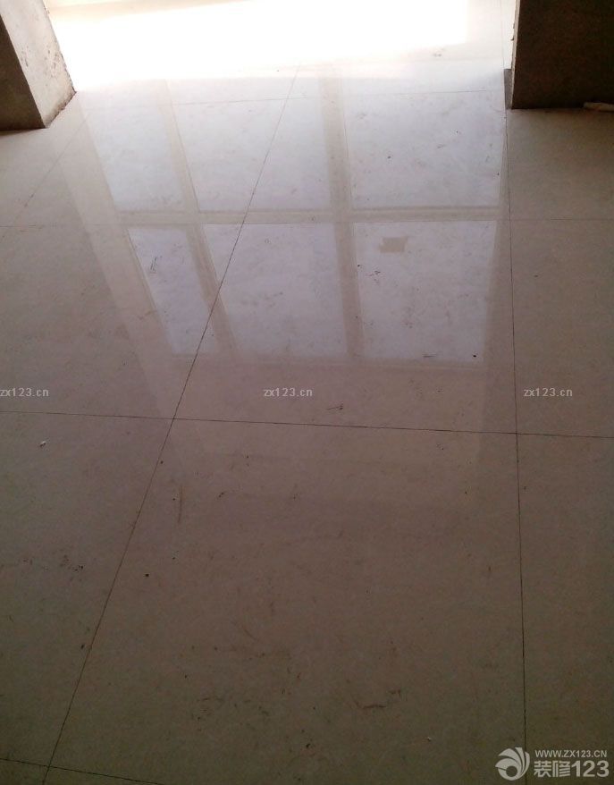 查了很多的網(wǎng)上資料，都說(shuō)能買(mǎi)到的盡量是不要木工做，可是我家權(quán)衡再三還是找木工做的，兩組衣柜，廚房櫥柜吊柜，酒柜，鞋柜，全是做了，因?yàn)橘I(mǎi)的真是不好買(mǎi)到合適尺寸，而且現(xiàn)做，我們可以因地制宜的改變下尺寸啊，距離啊，什么的，木工就是們手藝活，我家木工師傅很好，容易溝通，一說(shuō)我們想要的，他也能很快的理解。這樣真的很省心！衣柜鞋柜櫥柜酒柜做出來(lái)都差不多的模子了。小開(kāi)心?。?