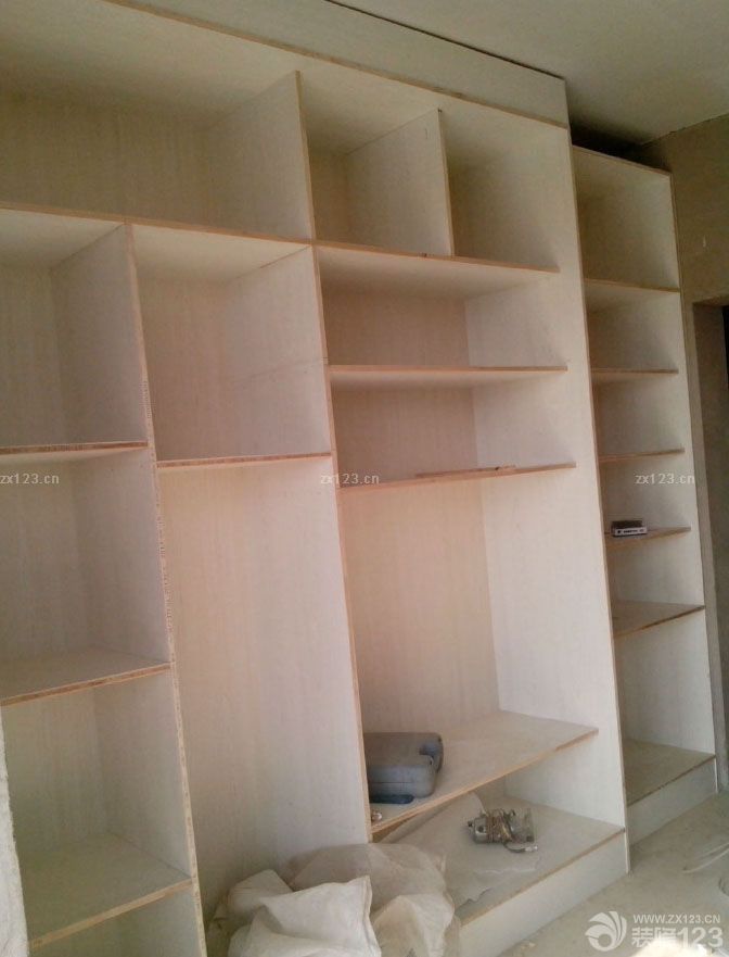 查了很多的網(wǎng)上資料，都說(shuō)能買(mǎi)到的盡量是不要木工做，可是我家權(quán)衡再三還是找木工做的，兩組衣柜，廚房櫥柜吊柜，酒柜，鞋柜，全是做了，因?yàn)橘I(mǎi)的真是不好買(mǎi)到合適尺寸，而且現(xiàn)做，我們可以因地制宜的改變下尺寸啊，距離啊，什么的，木工就是們手藝活，我家木工師傅很好，容易溝通，一說(shuō)我們想要的，他也能很快的理解。這樣真的很省心！衣柜鞋柜櫥柜酒柜做出來(lái)都差不多的模子了。小開(kāi)心啊！ 