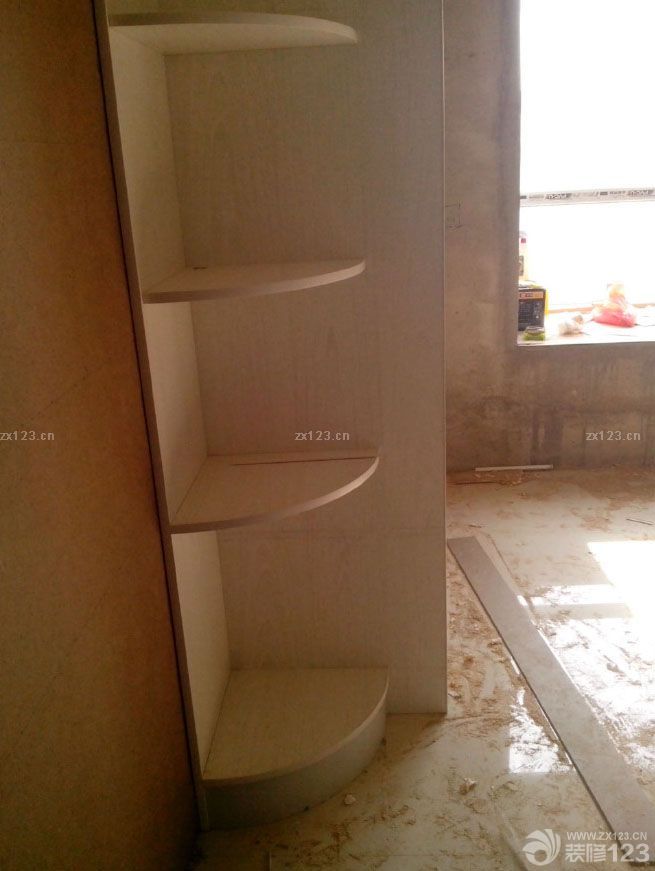 查了很多的網(wǎng)上資料，都說(shuō)能買(mǎi)到的盡量是不要木工做，可是我家權(quán)衡再三還是找木工做的，兩組衣柜，廚房櫥柜吊柜，酒柜，鞋柜，全是做了，因?yàn)橘I(mǎi)的真是不好買(mǎi)到合適尺寸，而且現(xiàn)做，我們可以因地制宜的改變下尺寸啊，距離啊，什么的，木工就是們手藝活，我家木工師傅很好，容易溝通，一說(shuō)我們想要的，他也能很快的理解。這樣真的很省心！衣柜鞋柜櫥柜酒柜做出來(lái)都差不多的模子了。小開(kāi)心??！ 