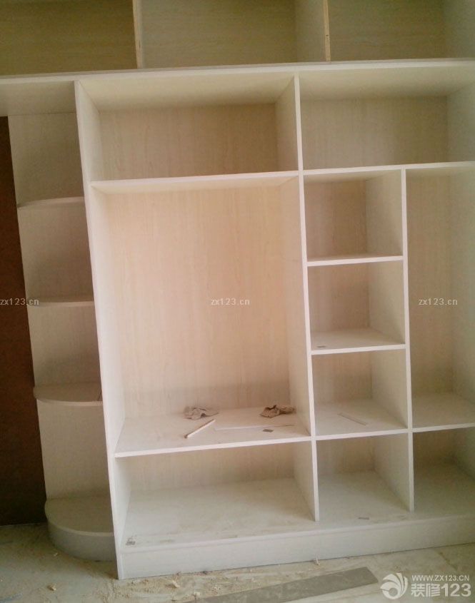 查了很多的網(wǎng)上資料，都說(shuō)能買(mǎi)到的盡量是不要木工做，可是我家權(quán)衡再三還是找木工做的，兩組衣柜，廚房櫥柜吊柜，酒柜，鞋柜，全是做了，因?yàn)橘I(mǎi)的真是不好買(mǎi)到合適尺寸，而且現(xiàn)做，我們可以因地制宜的改變下尺寸啊，距離啊，什么的，木工就是們手藝活，我家木工師傅很好，容易溝通，一說(shuō)我們想要的，他也能很快的理解。這樣真的很省心！衣柜鞋柜櫥柜酒柜做出來(lái)都差不多的模子了。小開(kāi)心??！ 