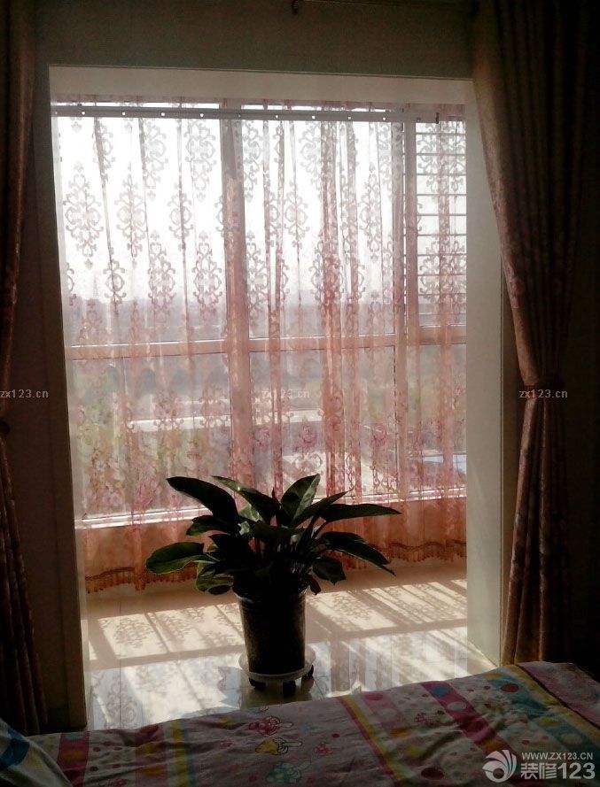 我們兩口子很滿意啦，終于小窩快造就好了！ 床尾也是帶軟皮的，不過(guò)買(mǎi)回來(lái)個(gè)人覺(jué)得這個(gè)部位也沒(méi)有什么用處了 帶皮軟靠的床， 這個(gè)衣柜門(mén)也是定做的，但是也比較負(fù)責(zé)任，而且中途給意見(jiàn)！做了兩組衣柜，滿意，比市場(chǎng)上普通的門(mén)看上去好多了，做工比較精細(xì)的！效果還是很滿意的。