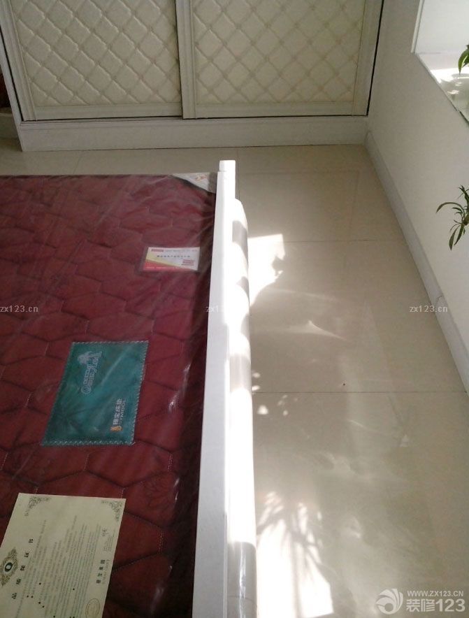 我們兩口子很滿意啦，終于小窩快造就好了！ 床尾也是帶軟皮的，不過(guò)買(mǎi)回來(lái)個(gè)人覺(jué)得這個(gè)部位也沒(méi)有什么用處了 帶皮軟靠的床， 這個(gè)衣柜門(mén)也是定做的，但是也比較負(fù)責(zé)任，而且中途給意見(jiàn)！做了兩組衣柜，滿意，比市場(chǎng)上普通的門(mén)看上去好多了，做工比較精細(xì)的！效果還是很滿意的。