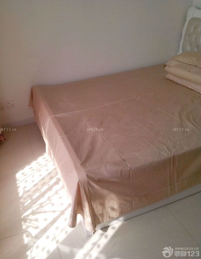 我們兩口子很滿意啦，終于小窩快造就好了！ 床尾也是帶軟皮的，不過(guò)買(mǎi)回來(lái)個(gè)人覺(jué)得這個(gè)部位也沒(méi)有什么用處了 帶皮軟靠的床， 這個(gè)衣柜門(mén)也是定做的，但是也比較負(fù)責(zé)任，而且中途給意見(jiàn)！做了兩組衣柜，滿意，比市場(chǎng)上普通的門(mén)看上去好多了，做工比較精細(xì)的！效果還是很滿意的。