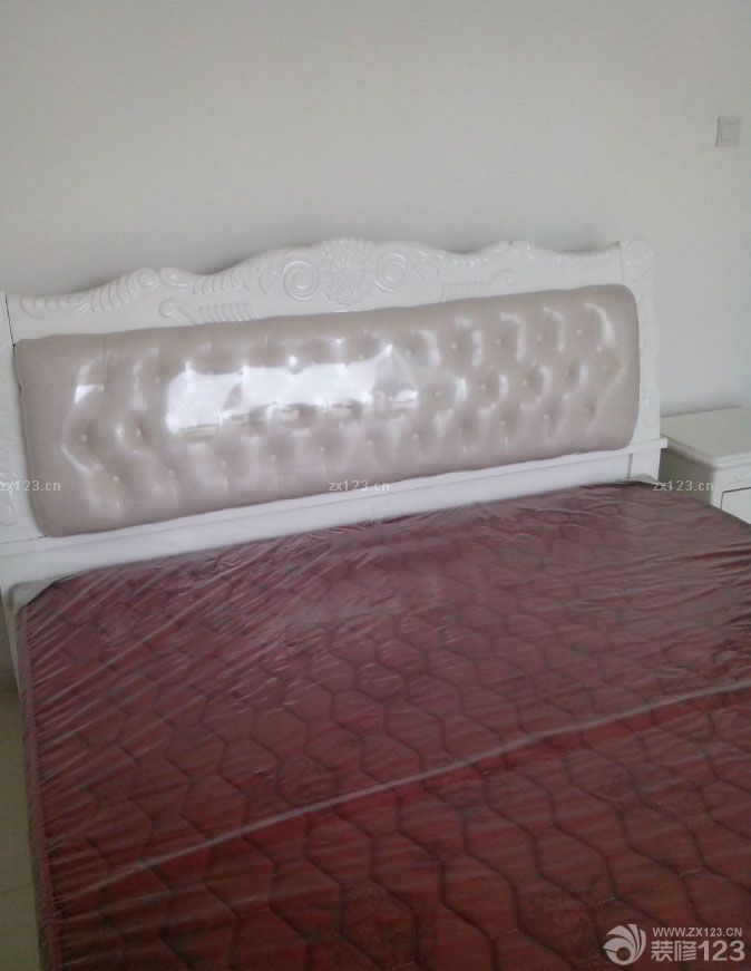 我們兩口子很滿意啦，終于小窩快造就好了！ 床尾也是帶軟皮的，不過(guò)買(mǎi)回來(lái)個(gè)人覺(jué)得這個(gè)部位也沒(méi)有什么用處了 帶皮軟靠的床， 這個(gè)衣柜門(mén)也是定做的，但是也比較負(fù)責(zé)任，而且中途給意見(jiàn)！做了兩組衣柜，滿意，比市場(chǎng)上普通的門(mén)看上去好多了，做工比較精細(xì)的！效果還是很滿意的。