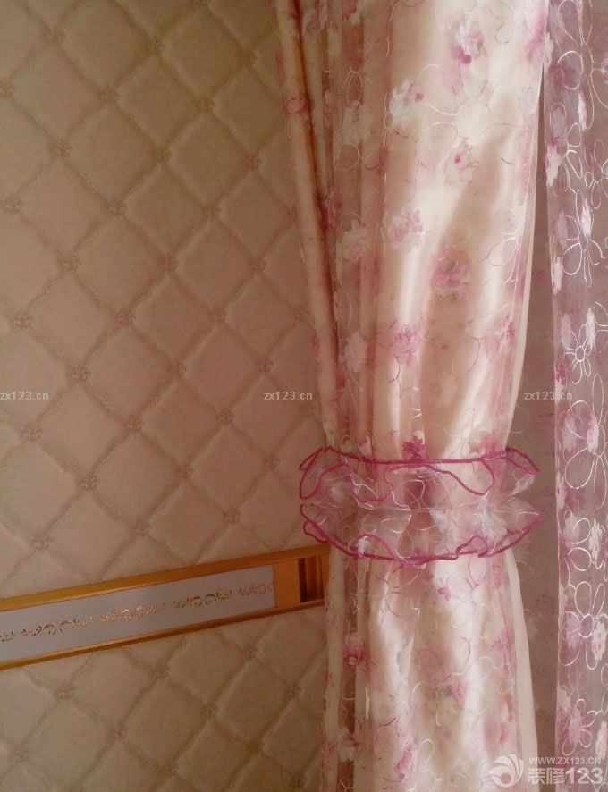 我們兩口子很滿意啦，終于小窩快造就好了！ 床尾也是帶軟皮的，不過(guò)買(mǎi)回來(lái)個(gè)人覺(jué)得這個(gè)部位也沒(méi)有什么用處了 帶皮軟靠的床， 這個(gè)衣柜門(mén)也是定做的，但是也比較負(fù)責(zé)任，而且中途給意見(jiàn)！做了兩組衣柜，滿意，比市場(chǎng)上普通的門(mén)看上去好多了，做工比較精細(xì)的！效果還是很滿意的。