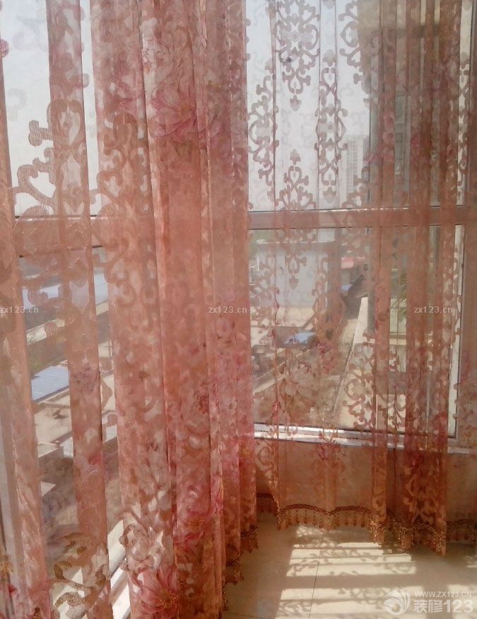 我們兩口子很滿意啦，終于小窩快造就好了！ 床尾也是帶軟皮的，不過(guò)買(mǎi)回來(lái)個(gè)人覺(jué)得這個(gè)部位也沒(méi)有什么用處了 帶皮軟靠的床， 這個(gè)衣柜門(mén)也是定做的，但是也比較負(fù)責(zé)任，而且中途給意見(jiàn)！做了兩組衣柜，滿意，比市場(chǎng)上普通的門(mén)看上去好多了，做工比較精細(xì)的！效果還是很滿意的。