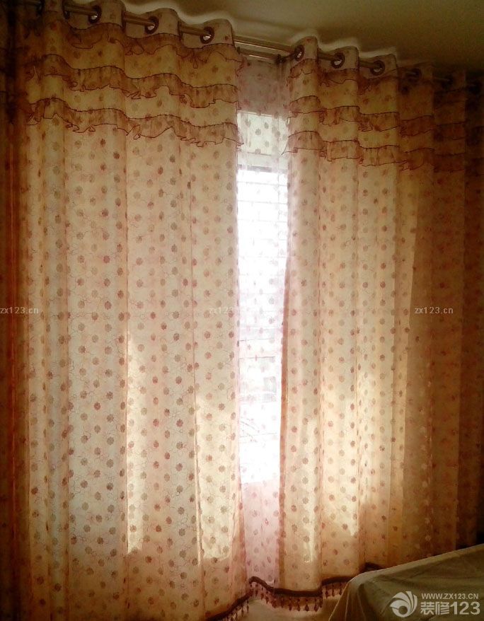 我們兩口子很滿意啦，終于小窩快造就好了！ 床尾也是帶軟皮的，不過(guò)買(mǎi)回來(lái)個(gè)人覺(jué)得這個(gè)部位也沒(méi)有什么用處了 帶皮軟靠的床， 這個(gè)衣柜門(mén)也是定做的，但是也比較負(fù)責(zé)任，而且中途給意見(jiàn)！做了兩組衣柜，滿意，比市場(chǎng)上普通的門(mén)看上去好多了，做工比較精細(xì)的！效果還是很滿意的。