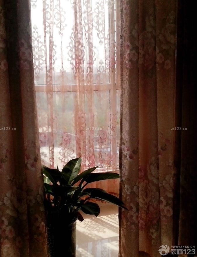 我們兩口子很滿意啦，終于小窩快造就好了！ 床尾也是帶軟皮的，不過(guò)買(mǎi)回來(lái)個(gè)人覺(jué)得這個(gè)部位也沒(méi)有什么用處了 帶皮軟靠的床， 這個(gè)衣柜門(mén)也是定做的，但是也比較負(fù)責(zé)任，而且中途給意見(jiàn)！做了兩組衣柜，滿意，比市場(chǎng)上普通的門(mén)看上去好多了，做工比較精細(xì)的！效果還是很滿意的。