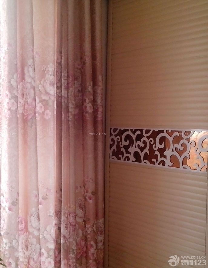 我們兩口子很滿意啦，終于小窩快造就好了！ 床尾也是帶軟皮的，不過(guò)買(mǎi)回來(lái)個(gè)人覺(jué)得這個(gè)部位也沒(méi)有什么用處了 帶皮軟靠的床， 這個(gè)衣柜門(mén)也是定做的，但是也比較負(fù)責(zé)任，而且中途給意見(jiàn)！做了兩組衣柜，滿意，比市場(chǎng)上普通的門(mén)看上去好多了，做工比較精細(xì)的！效果還是很滿意的。