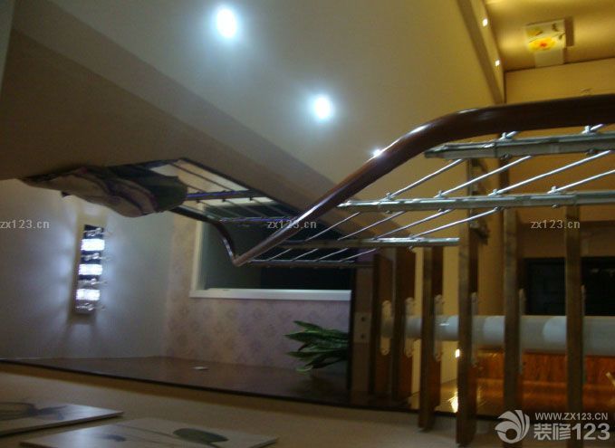  整個裝修是辛苦的，不過辛苦了這么久，一直都是在幫別人設(shè)計，現(xiàn)在終于有了自己的小家了，感覺一定要自己設(shè)計才會覺得特別，而且自己的喜好能夠融入到其中去，這是很不錯的一個選擇。