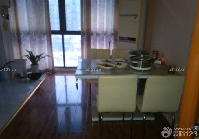  整個裝修是辛苦的，不過辛苦了這么久，一直都是在幫別人設(shè)計，現(xiàn)在終于有了自己的小家了，感覺一定要自己設(shè)計才會覺得特別，而且自己的喜好能夠融入到其中去，這是很不錯的一個選擇。