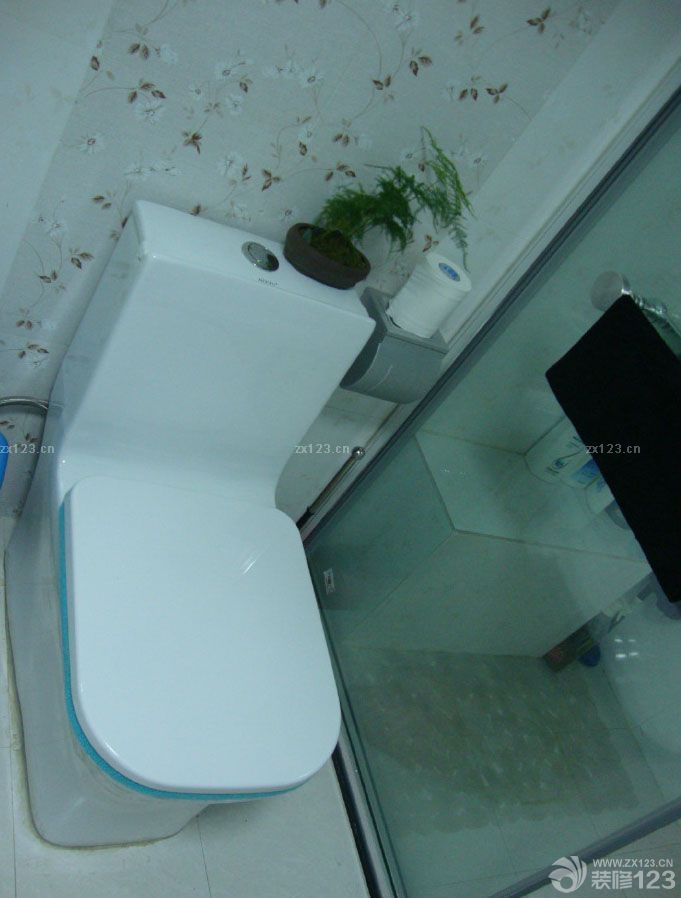  整個裝修是辛苦的，不過辛苦了這么久，一直都是在幫別人設(shè)計，現(xiàn)在終于有了自己的小家了，感覺一定要自己設(shè)計才會覺得特別，而且自己的喜好能夠融入到其中去，這是很不錯的一個選擇。