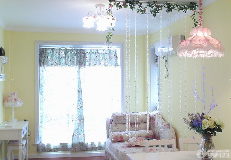 家裝修好已經(jīng)入住一年多了，現(xiàn)在來秀一下我的小屋，感謝設(shè)計師給了我實現(xiàn)田園夢想家的可能，也為我省了不少家裝開銷。雖然當(dāng)初為了節(jié)米省去了很多硬裝環(huán)節(jié)，所以以輕裝修，重裝飾為主，現(xiàn)在看來覺得當(dāng)初的選擇還是沒錯的，生活嘛，不需要太繁瑣。，下面我把以前剛搬進(jìn)去的照片和現(xiàn)在家的照片都發(fā)上來，大家多多指教。