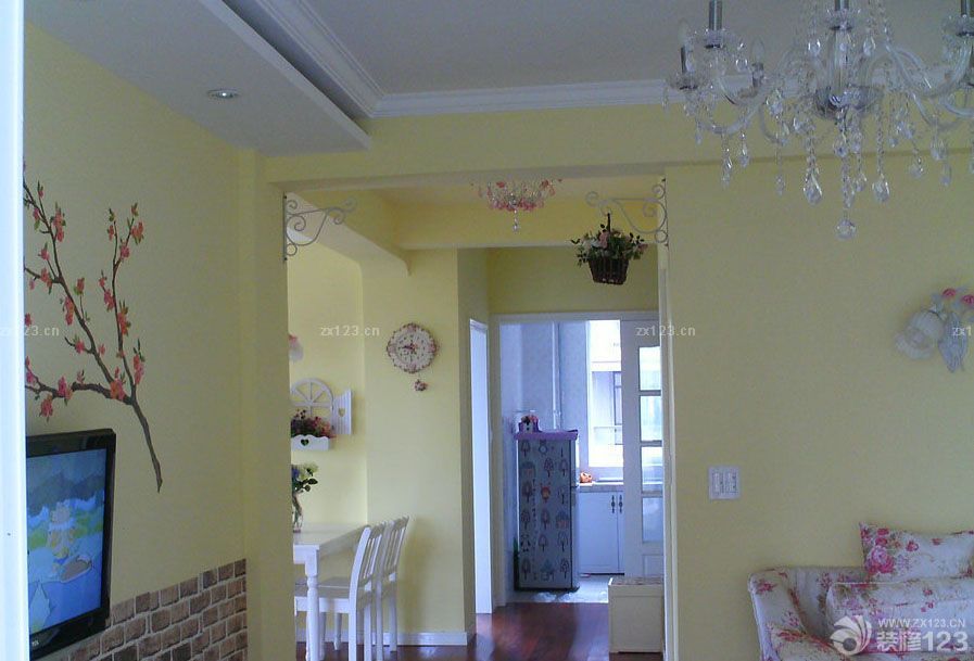 家裝修好已經(jīng)入住一年多了，現(xiàn)在來秀一下我的小屋，感謝設(shè)計師給了我實現(xiàn)田園夢想家的可能，也為我省了不少家裝開銷。雖然當(dāng)初為了節(jié)米省去了很多硬裝環(huán)節(jié)，所以以輕裝修，重裝飾為主，現(xiàn)在看來覺得當(dāng)初的選擇還是沒錯的，生活嘛，不需要太繁瑣。，下面我把以前剛搬進(jìn)去的照片和現(xiàn)在家的照片都發(fā)上來，大家多多指教。