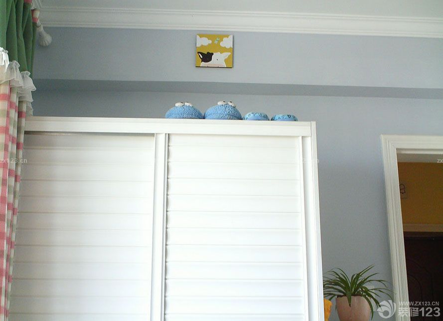 家裝修好已經(jīng)入住一年多了，現(xiàn)在來秀一下我的小屋，感謝設(shè)計師給了我實現(xiàn)田園夢想家的可能，也為我省了不少家裝開銷。雖然當(dāng)初為了節(jié)米省去了很多硬裝環(huán)節(jié)，所以以輕裝修，重裝飾為主，現(xiàn)在看來覺得當(dāng)初的選擇還是沒錯的，生活嘛，不需要太繁瑣。，下面我把以前剛搬進(jìn)去的照片和現(xiàn)在家的照片都發(fā)上來，大家多多指教。