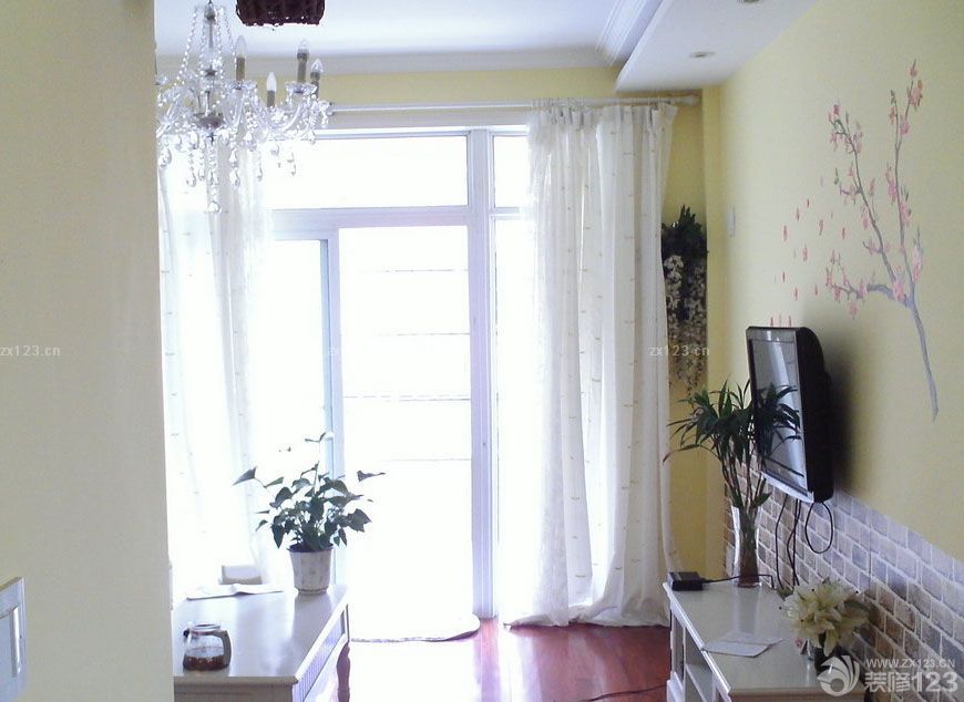 家裝修好已經(jīng)入住一年多了，現(xiàn)在來秀一下我的小屋，感謝設(shè)計師給了我實現(xiàn)田園夢想家的可能，也為我省了不少家裝開銷。雖然當(dāng)初為了節(jié)米省去了很多硬裝環(huán)節(jié)，所以以輕裝修，重裝飾為主，現(xiàn)在看來覺得當(dāng)初的選擇還是沒錯的，生活嘛，不需要太繁瑣。，下面我把以前剛搬進(jìn)去的照片和現(xiàn)在家的照片都發(fā)上來，大家多多指教。