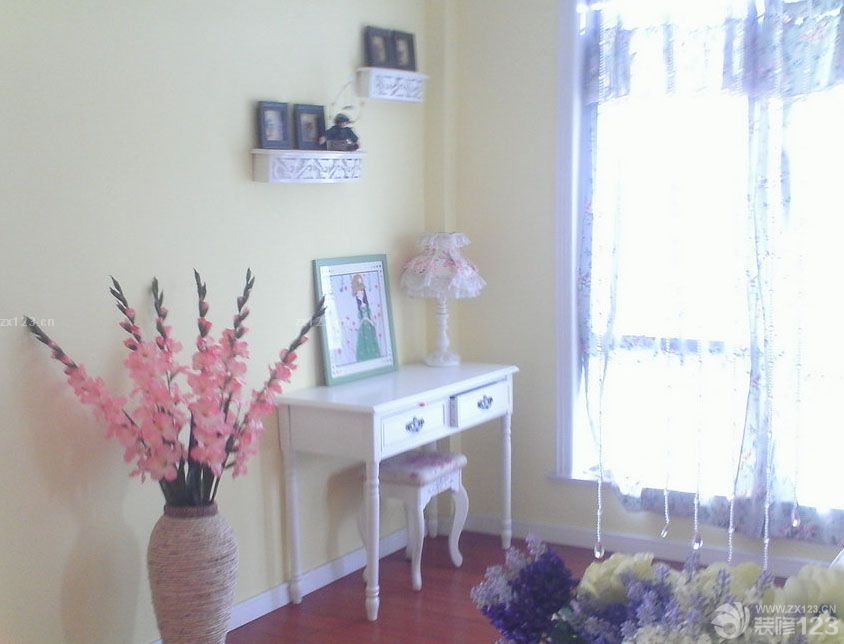 家裝修好已經(jīng)入住一年多了，現(xiàn)在來秀一下我的小屋，感謝設(shè)計師給了我實現(xiàn)田園夢想家的可能，也為我省了不少家裝開銷。雖然當(dāng)初為了節(jié)米省去了很多硬裝環(huán)節(jié)，所以以輕裝修，重裝飾為主，現(xiàn)在看來覺得當(dāng)初的選擇還是沒錯的，生活嘛，不需要太繁瑣。，下面我把以前剛搬進(jìn)去的照片和現(xiàn)在家的照片都發(fā)上來，大家多多指教。