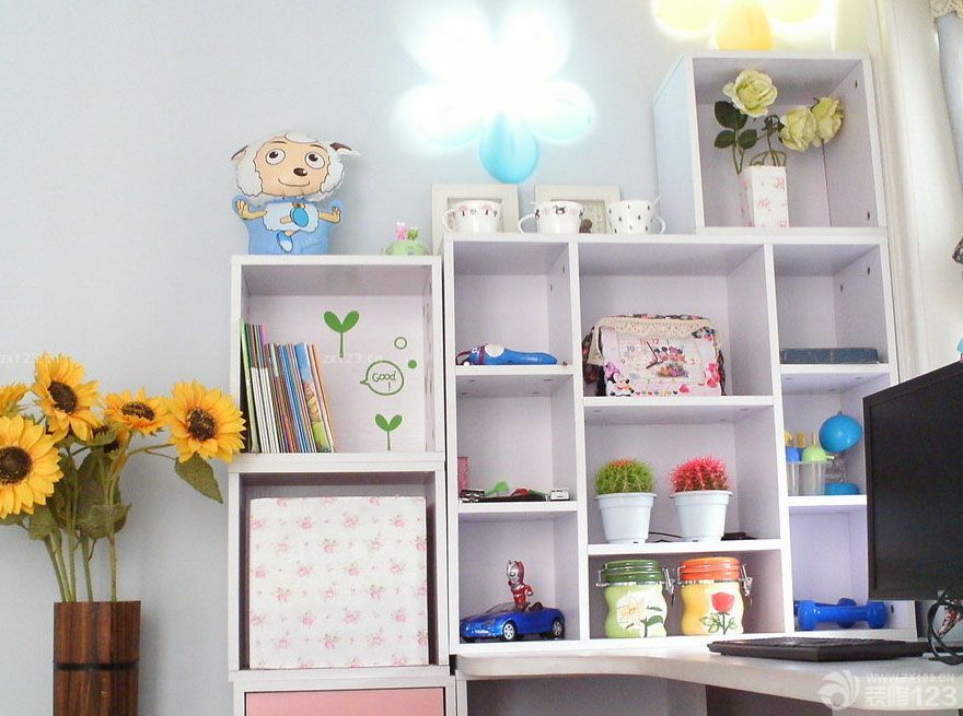 家裝修好已經(jīng)入住一年多了，現(xiàn)在來秀一下我的小屋，感謝設(shè)計師給了我實現(xiàn)田園夢想家的可能，也為我省了不少家裝開銷。雖然當(dāng)初為了節(jié)米省去了很多硬裝環(huán)節(jié)，所以以輕裝修，重裝飾為主，現(xiàn)在看來覺得當(dāng)初的選擇還是沒錯的，生活嘛，不需要太繁瑣。，下面我把以前剛搬進(jìn)去的照片和現(xiàn)在家的照片都發(fā)上來，大家多多指教。