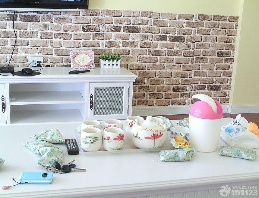 家裝修好已經(jīng)入住一年多了，現(xiàn)在來秀一下我的小屋，感謝設(shè)計師給了我實現(xiàn)田園夢想家的可能，也為我省了不少家裝開銷。雖然當(dāng)初為了節(jié)米省去了很多硬裝環(huán)節(jié)，所以以輕裝修，重裝飾為主，現(xiàn)在看來覺得當(dāng)初的選擇還是沒錯的，生活嘛，不需要太繁瑣。，下面我把以前剛搬進(jìn)去的照片和現(xiàn)在家的照片都發(fā)上來，大家多多指教。