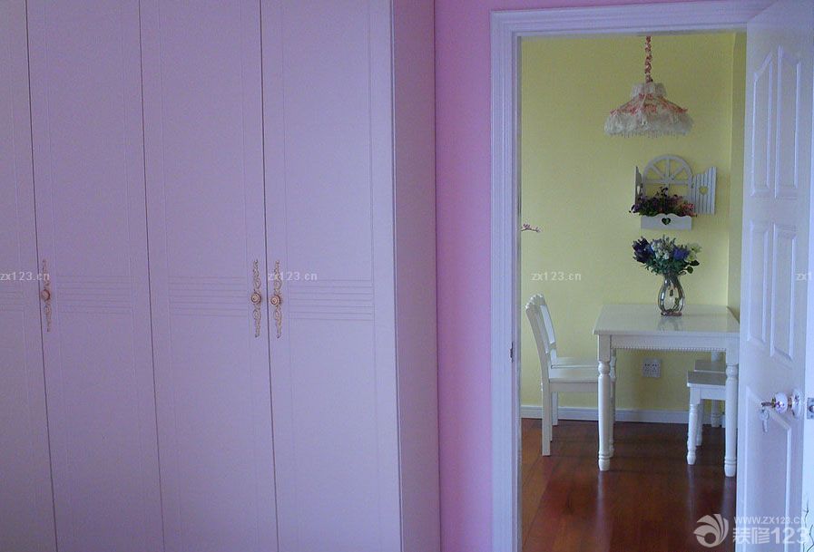 家裝修好已經(jīng)入住一年多了，現(xiàn)在來秀一下我的小屋，感謝設(shè)計師給了我實現(xiàn)田園夢想家的可能，也為我省了不少家裝開銷。雖然當(dāng)初為了節(jié)米省去了很多硬裝環(huán)節(jié)，所以以輕裝修，重裝飾為主，現(xiàn)在看來覺得當(dāng)初的選擇還是沒錯的，生活嘛，不需要太繁瑣。，下面我把以前剛搬進(jìn)去的照片和現(xiàn)在家的照片都發(fā)上來，大家多多指教。