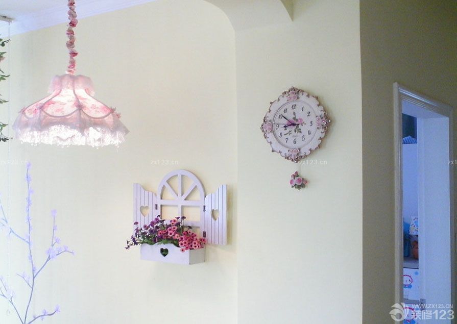 家裝修好已經(jīng)入住一年多了，現(xiàn)在來秀一下我的小屋，感謝設(shè)計師給了我實現(xiàn)田園夢想家的可能，也為我省了不少家裝開銷。雖然當(dāng)初為了節(jié)米省去了很多硬裝環(huán)節(jié)，所以以輕裝修，重裝飾為主，現(xiàn)在看來覺得當(dāng)初的選擇還是沒錯的，生活嘛，不需要太繁瑣。，下面我把以前剛搬進(jìn)去的照片和現(xiàn)在家的照片都發(fā)上來，大家多多指教。