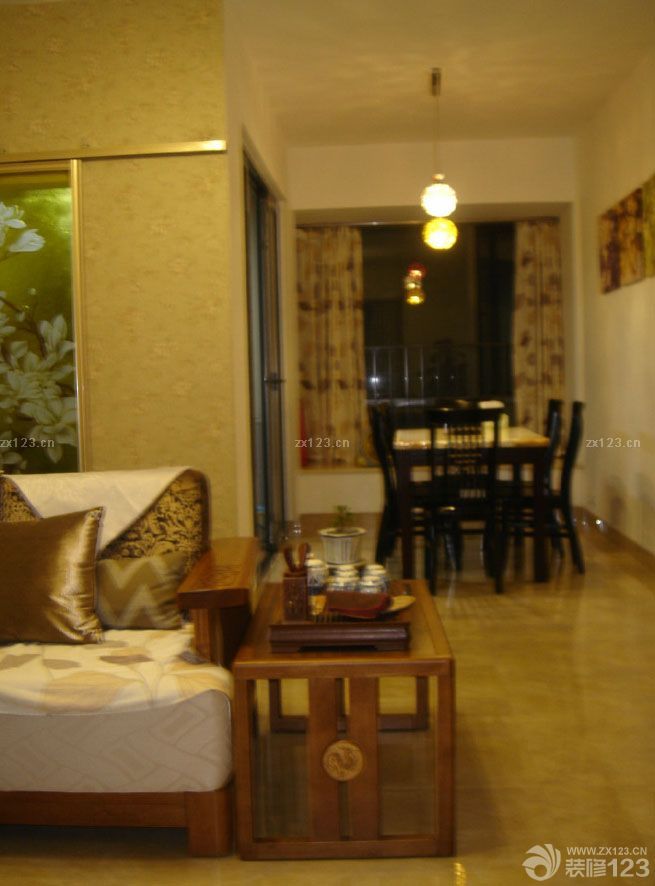 首先，要感謝裝修公司的設(shè)計(jì)，為我的愛家節(jié)省了好多MONEY，更節(jié)省了寶貴的時(shí)間！像我們這種打工一族,選擇自己喜歡的風(fēng)格,然后慢慢挑選自己喜歡的家具,這樣一搭配整個(gè)愛家就出來了!!雖然談不上富麗堂皇,但總算得上溫馨舒服!!最主要是每一件家具,瓷磚,都是我和老公精心挑選出來的!!就連家里的墻紙也是我們晚上加班貼出來的。所以這個(gè)家有我們的付出和汗水，所以特別的溫馨浪漫。